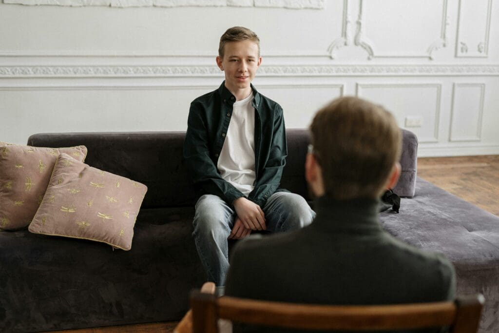 Imagen de un chico hablando en terapia