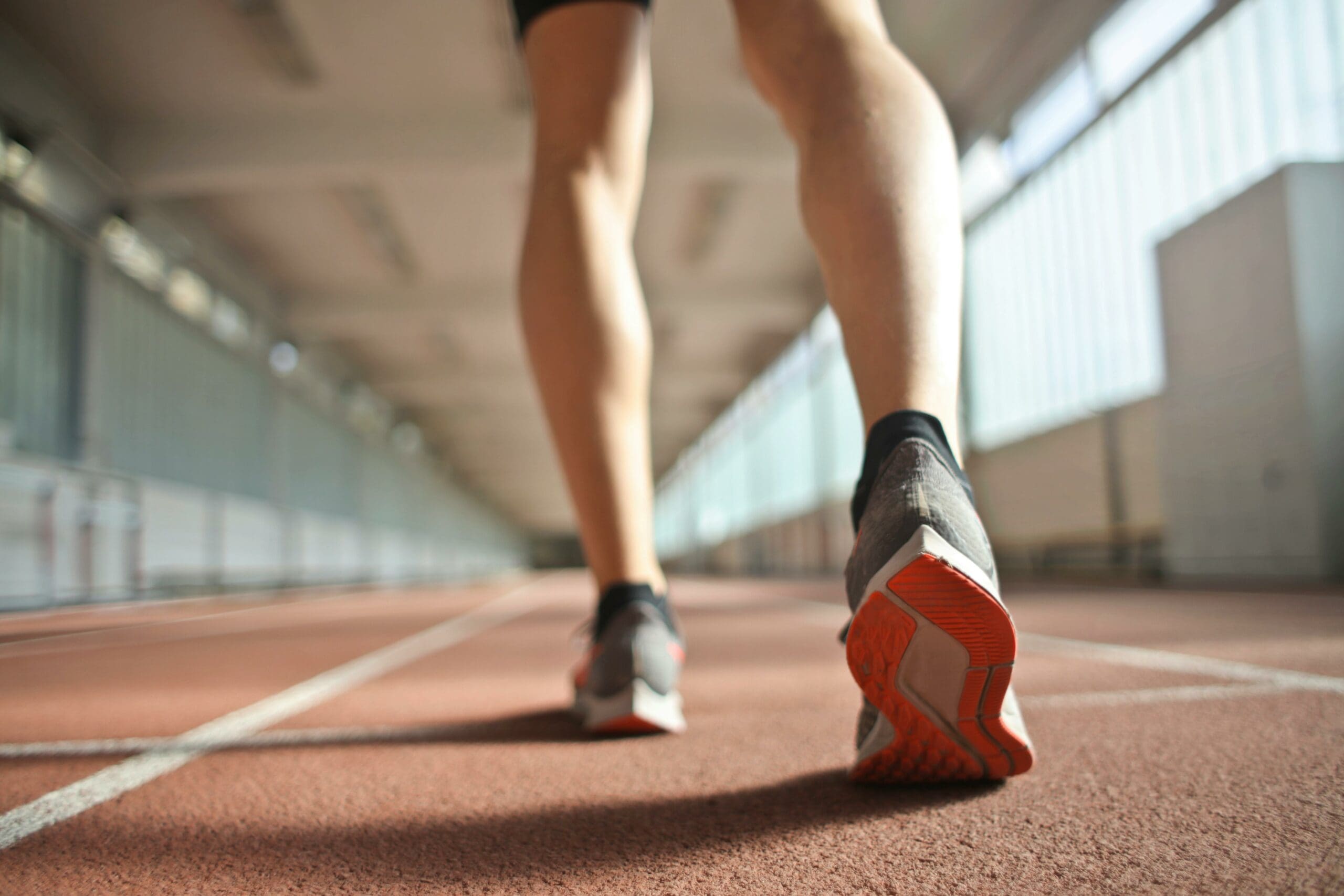 Imagen de un deportista en la línea de salida en una pista de atletismo